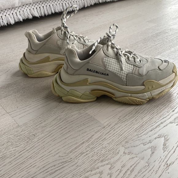 Balenciaga Triple S sneaker in off white. Size 39 (size 9) - Picture 3 of 8